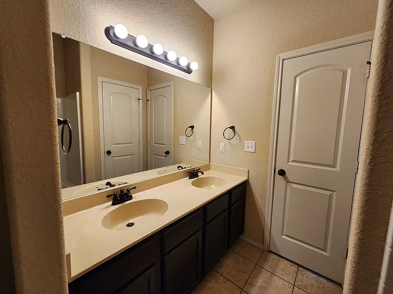 712 Creekside Cir — Photo 36