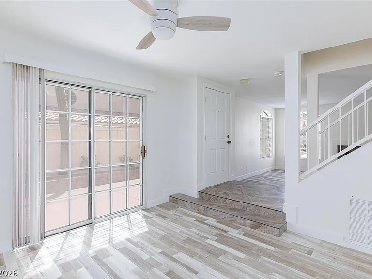 8048 W Rochelle Ave — Photo 11