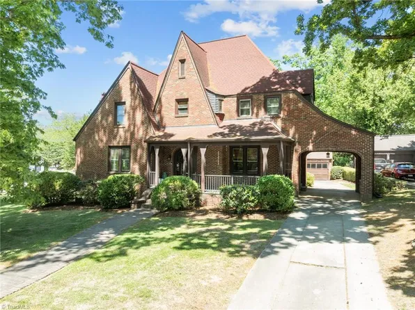 224 W Colonial Dr, Thomasville, NC 27360