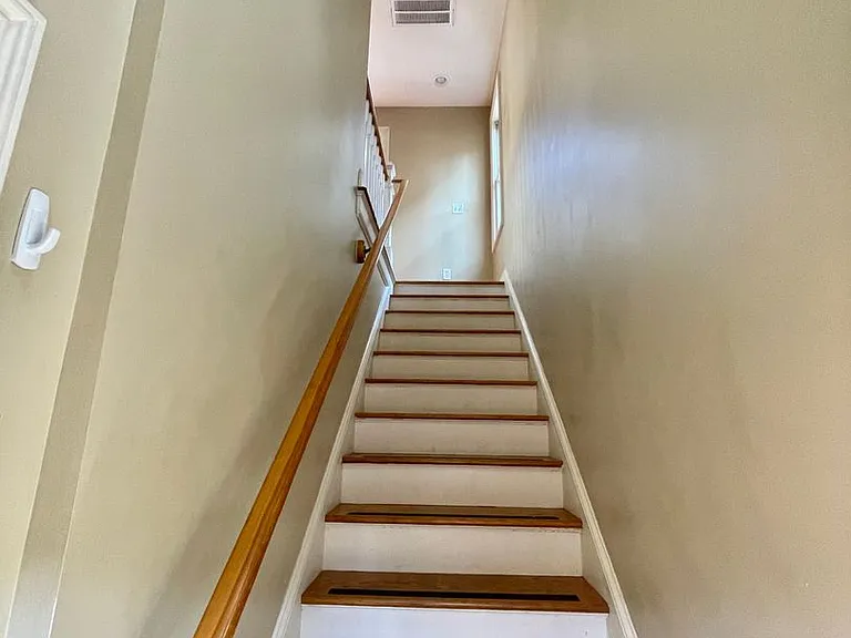 110 E Duffy St — Photo 3