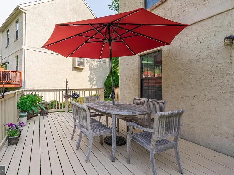 2074 Yorktown S — Photo 45