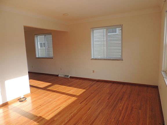 4th image of 2818 1/2 Upton Ave