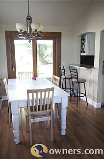 Open eating bar to kitchen.