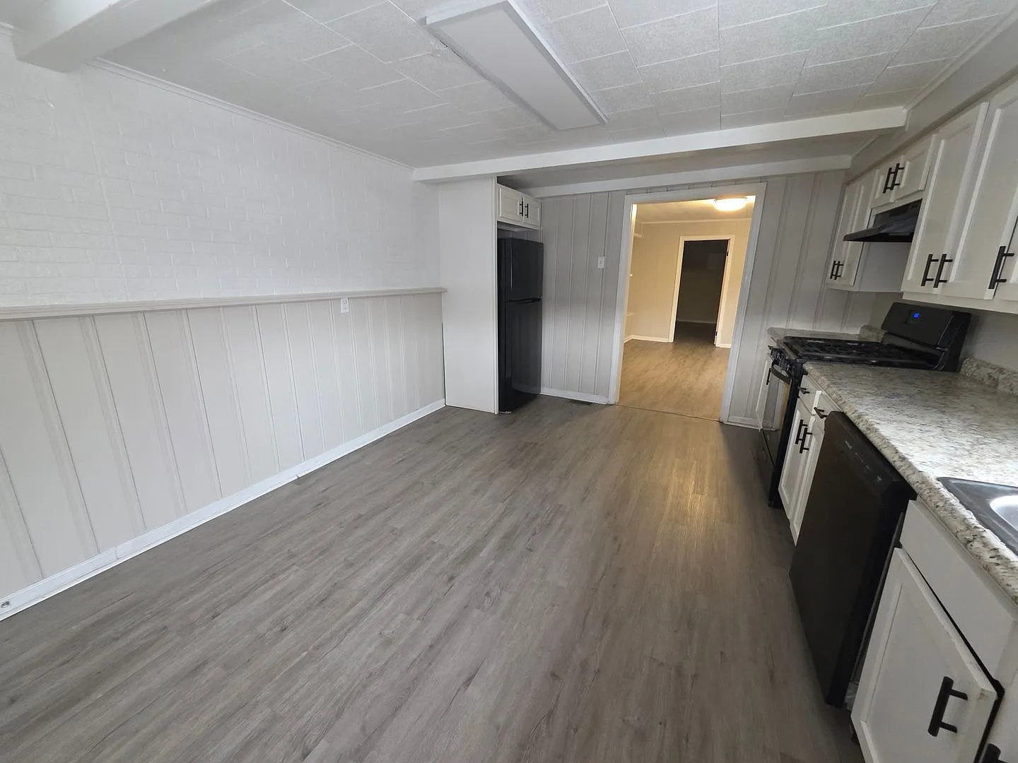 4 Bedroom, 2 Bathroom House in the South Side! — Photo 2