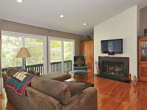 4th image of 14 Farsta Ct