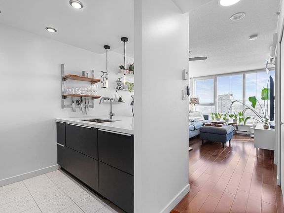 5th image of 928 Beatty St #2903
