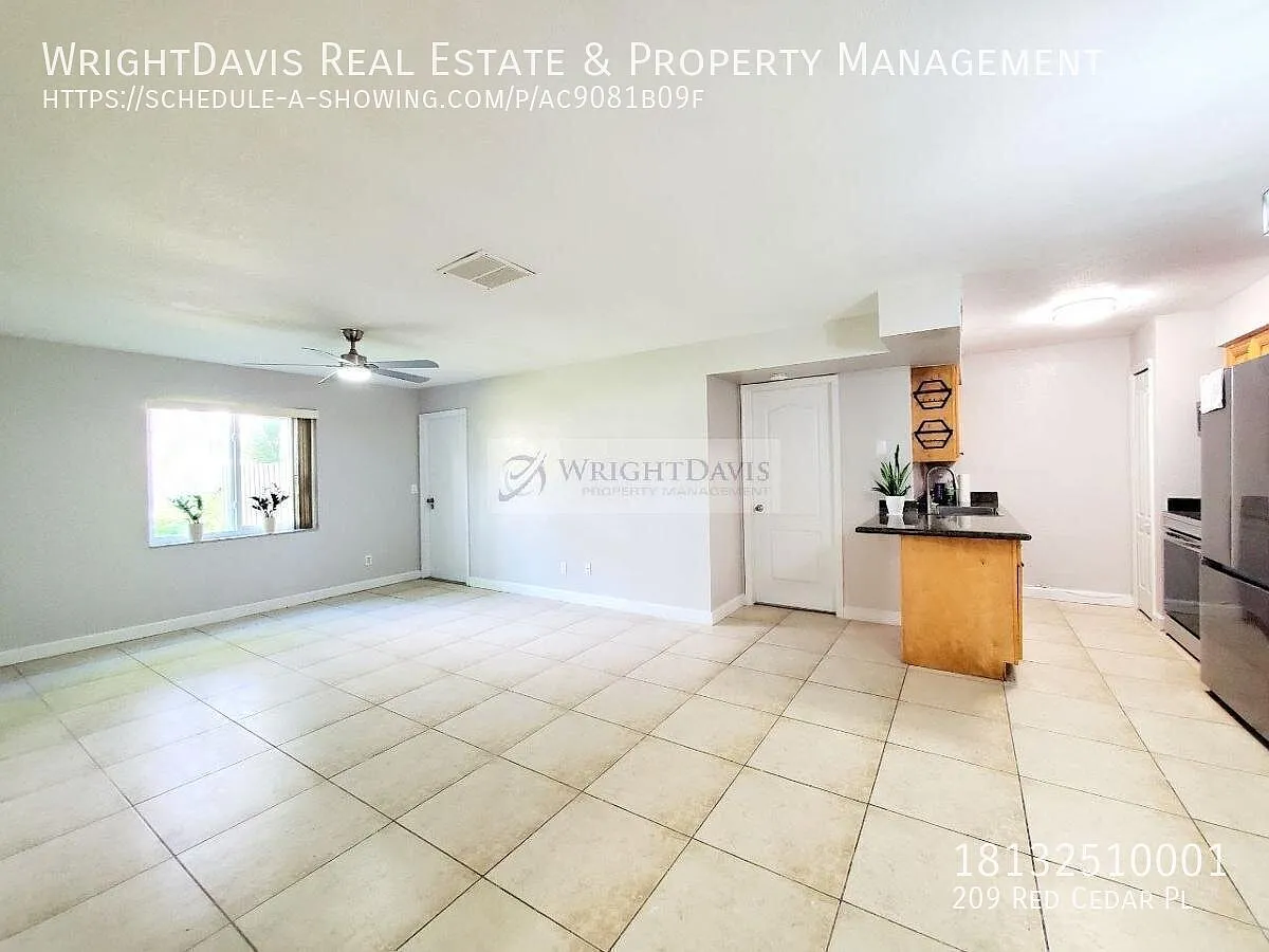 Fully Remodeled 2BR/2BA Condo with Fenced Paver Patio in Brandon — Photo 2