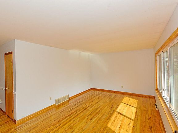 4th image of 32 S Royal Dr