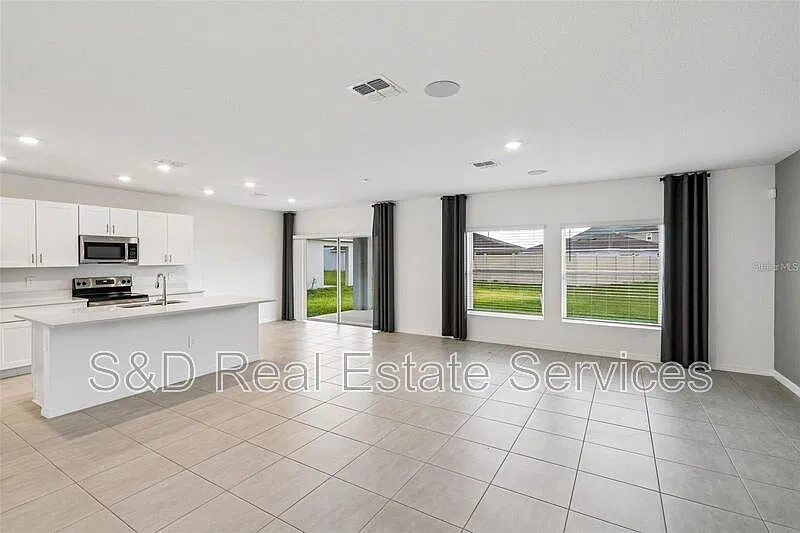 3 bed, 2.0 bath, 1850 sqft, $1,960 — Photo 3