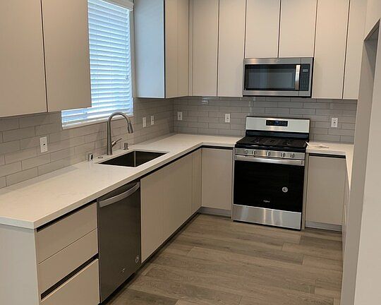 4th image of 1721 Granville Ave #2