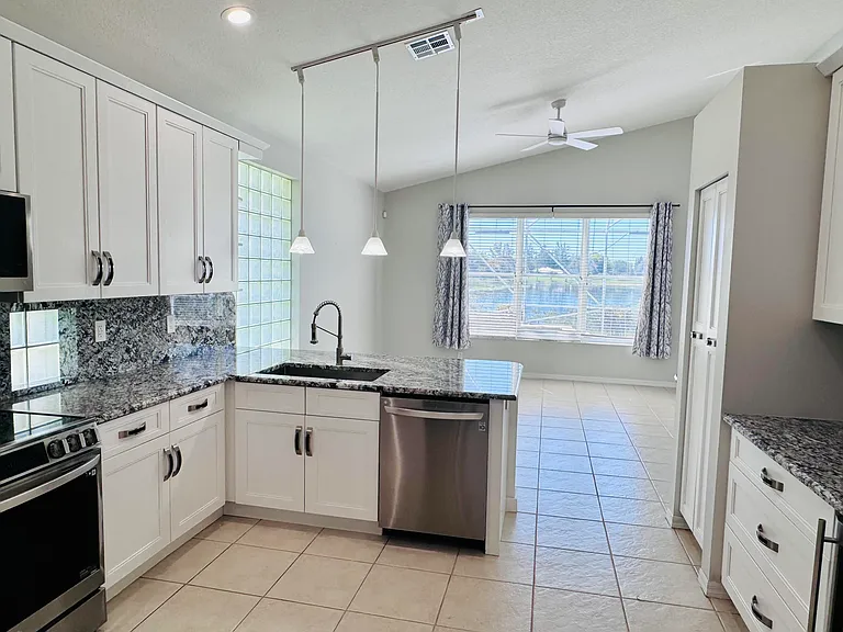 9360 Cove Point Cir — Photo 10