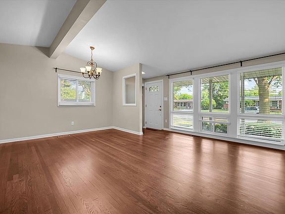 4th image of 24240 Beverly St