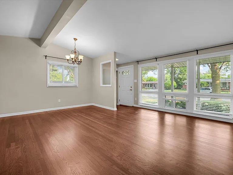 24240 Beverly St — Photo 4