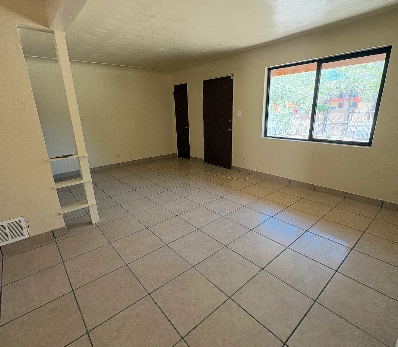 6 bed, 2400 sqft, $2,200 — Photo 4