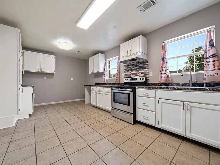 Roomy 18x12 kitchen, tons of cabinetry