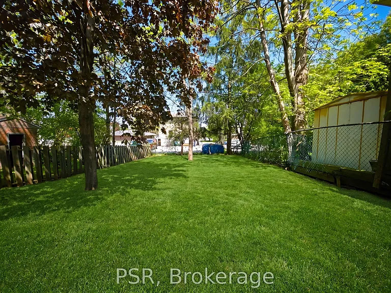 11 Elmsdale Dr — Photo 24