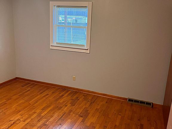 5th image of 104 Lutz Ct
