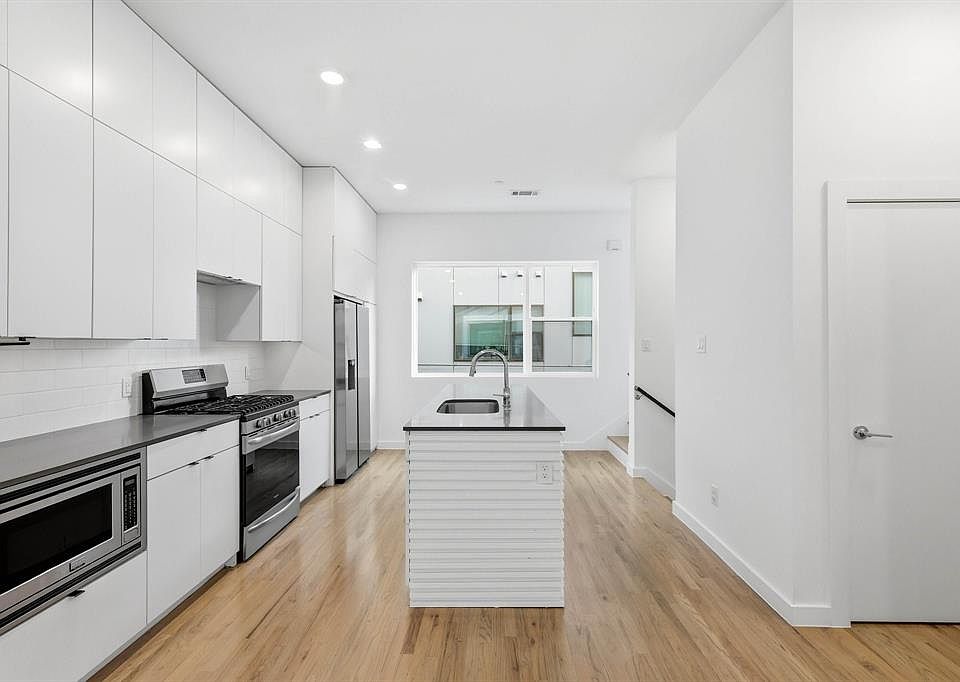 1st image of 427 W 10th St #502