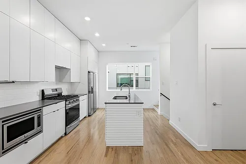 427 W 10th St Photo 1