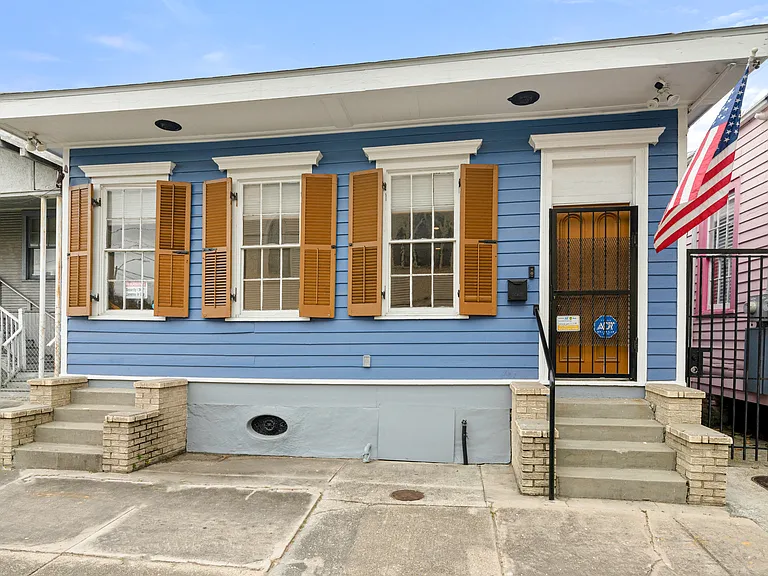 Iberville St — Photo 1