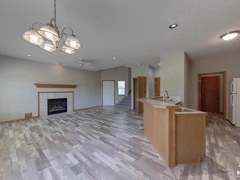 513 N Bristol Ct — Photo 4