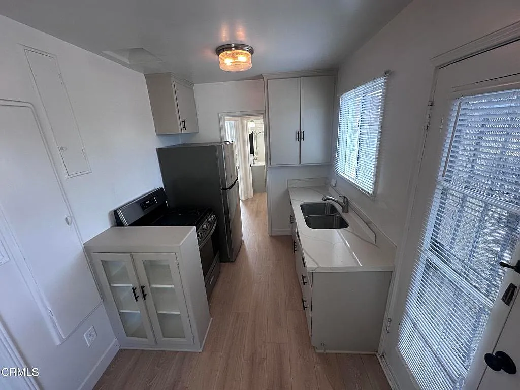 1 bed, 1.0 bath, 600 sqft, $2,100 — Photo 2