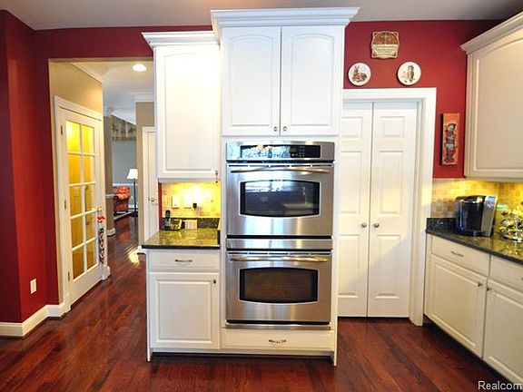 4th image of 44926 Broadmoor Cir S #114
