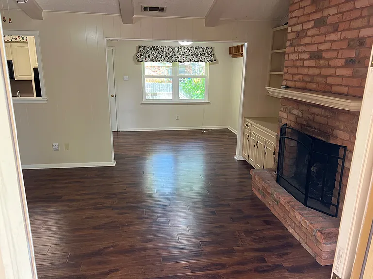 1918 Courtney Dr — Photo 6