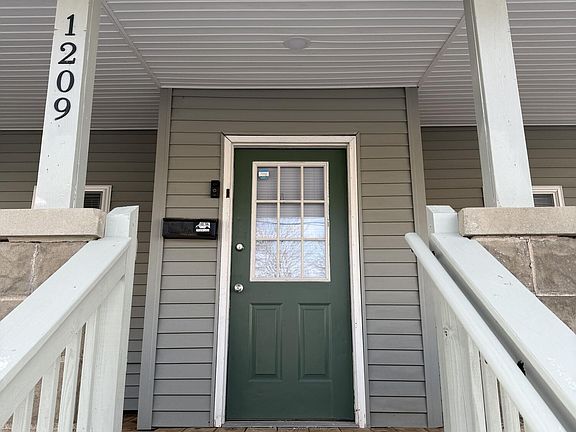 5th image of 1209 Dewey Ave
