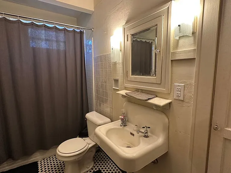 Beautiful downtown quad. 1 and 2 bed units available now. Pets allowed. — Photo 20