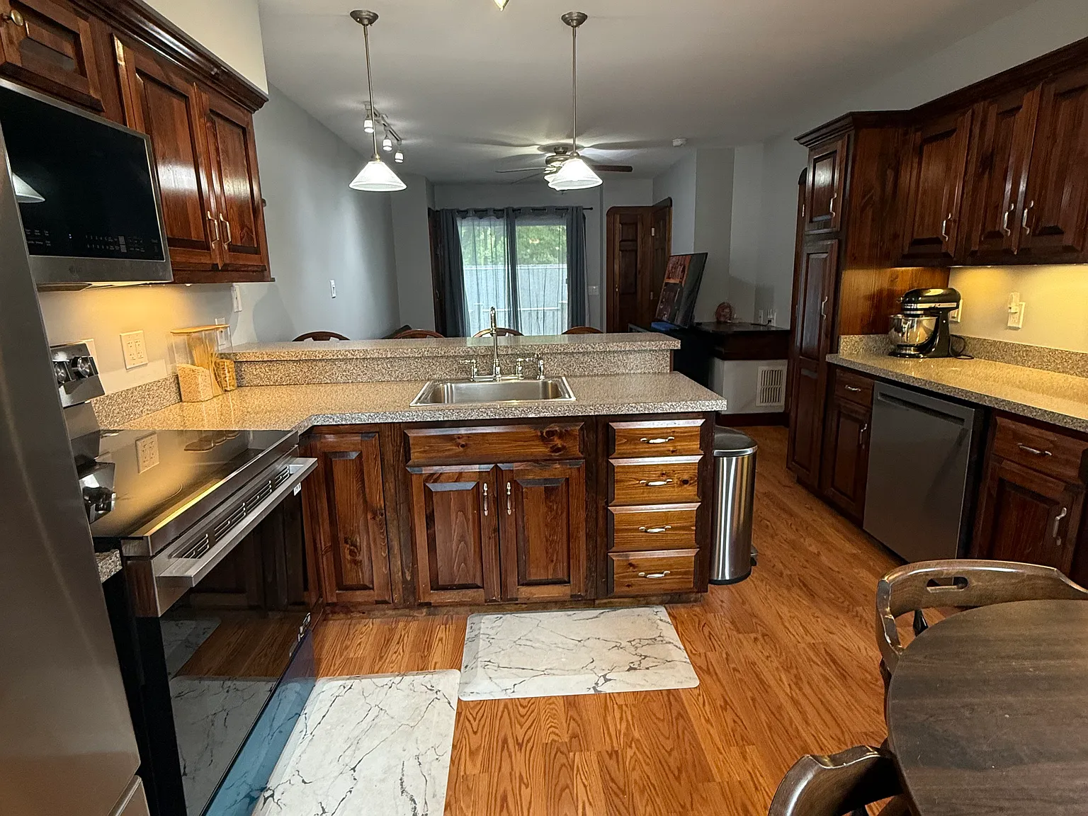 1 bed, 750 sqft, $1,900 — Photo 2