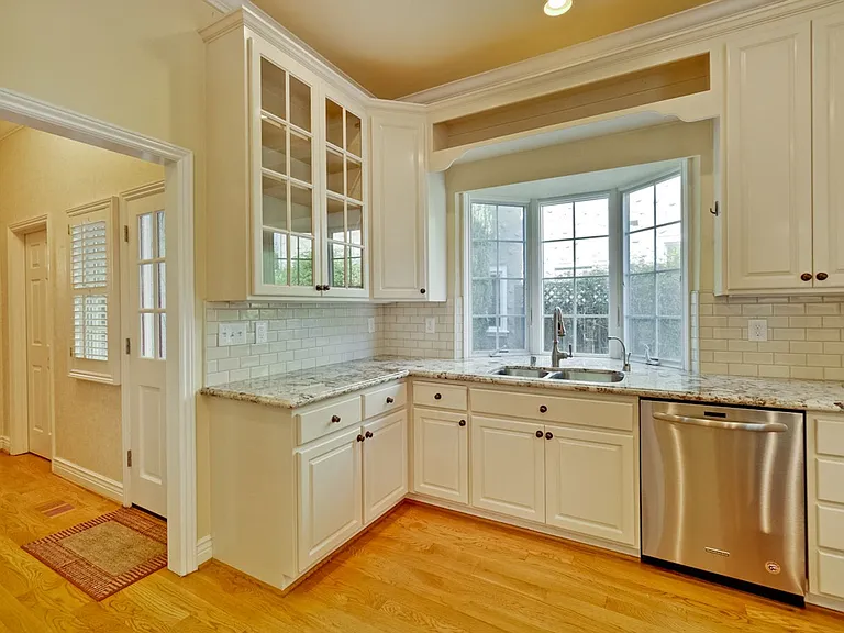 1150 Meredith Ave — Photo 24
