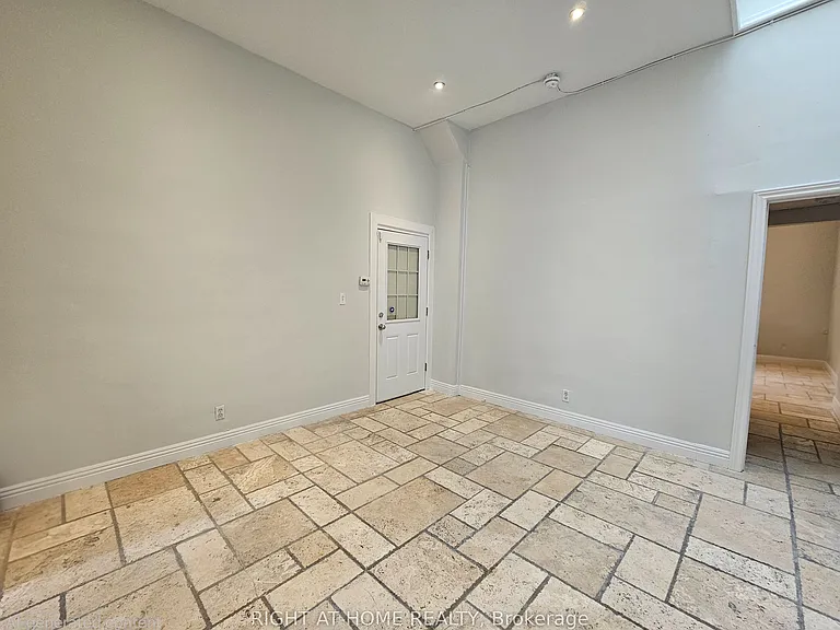 550 Yonge St #2F — Photo 12