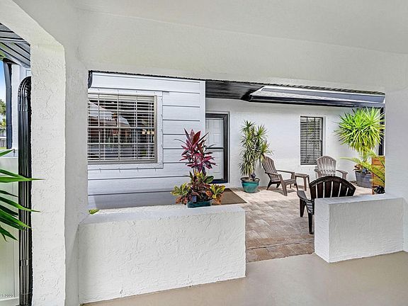 2nd image of 752 Palm Springs Cir