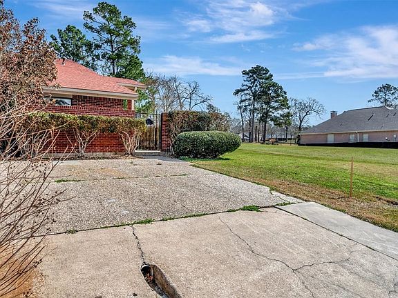 3rd image of 905 Augusta Dr