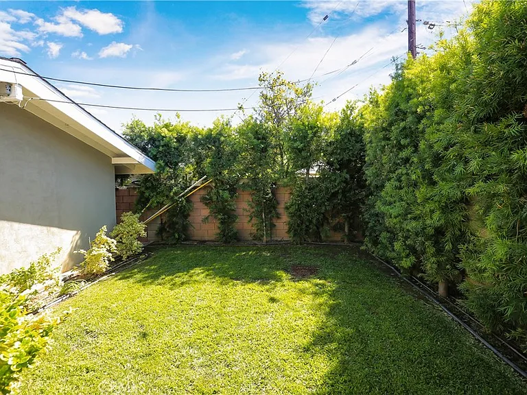 526 N Emerald Dr — Photo 32