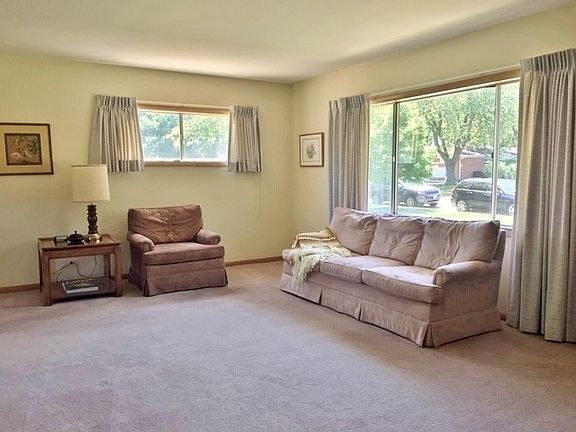 5th image of 70 King Ln