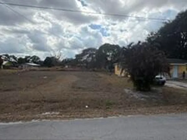 Avenue R, Fort Pierce, FL 34947