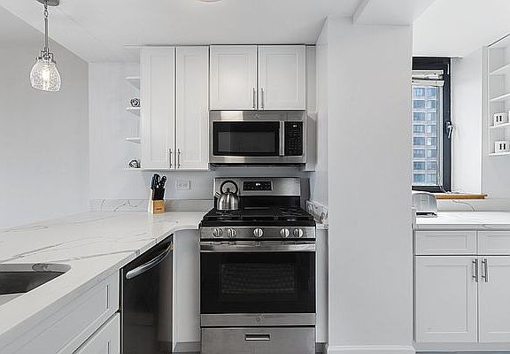 5th image of 250 E 40th St APT 35F