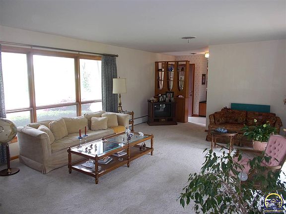 3rd image of 909 Oxford Dr