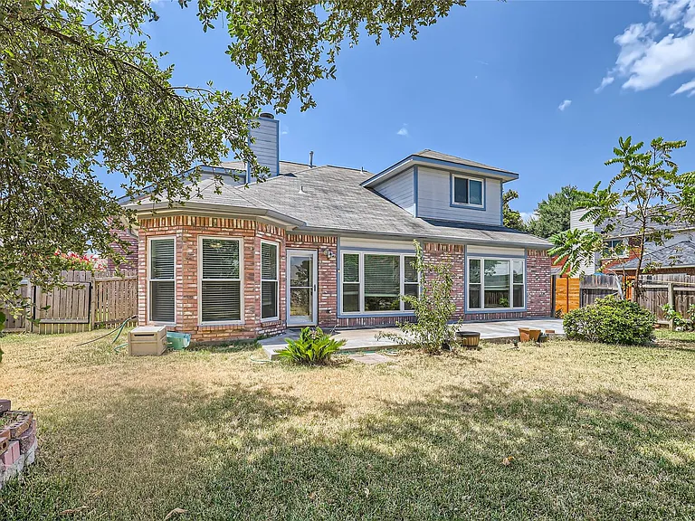 8904 Marthas Dr — Photo 11