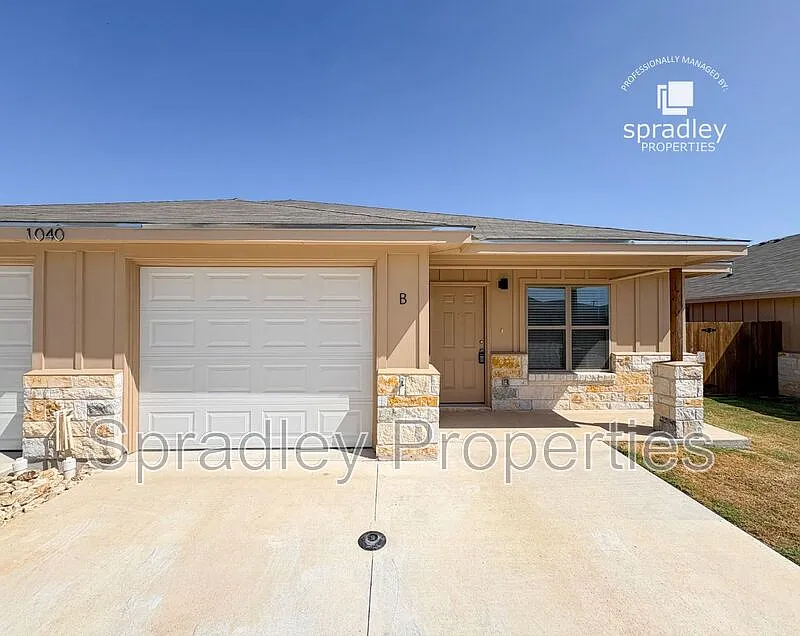 3 bed, 2.0 bath, 1293 sqft, $1,395 — Photo 1