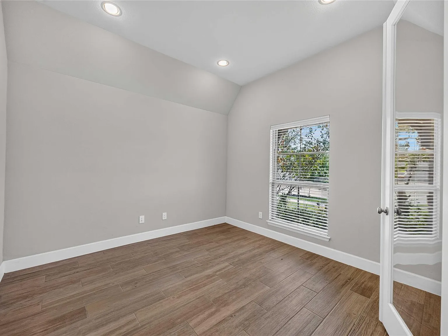 4 bed, 3.0 bath, 2560 sqft, $3,300 — Photo 4