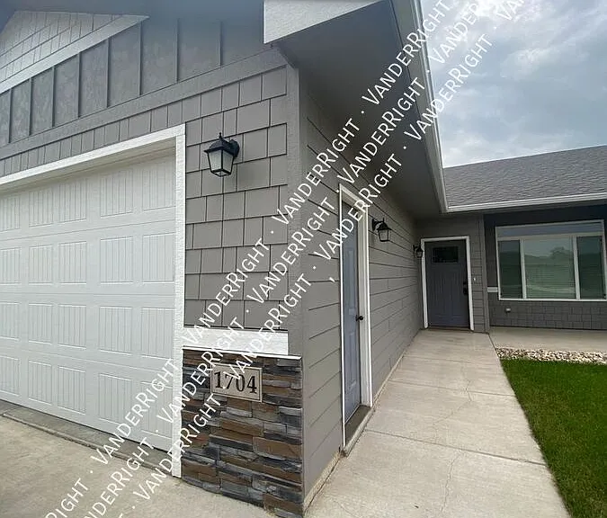 1704 S Foss Ave — Photo 2