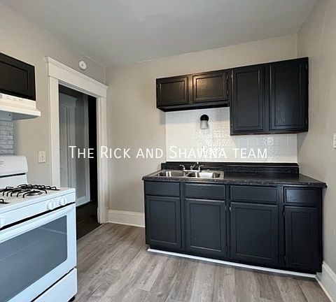 4th image of 813 13th St NW #Up
