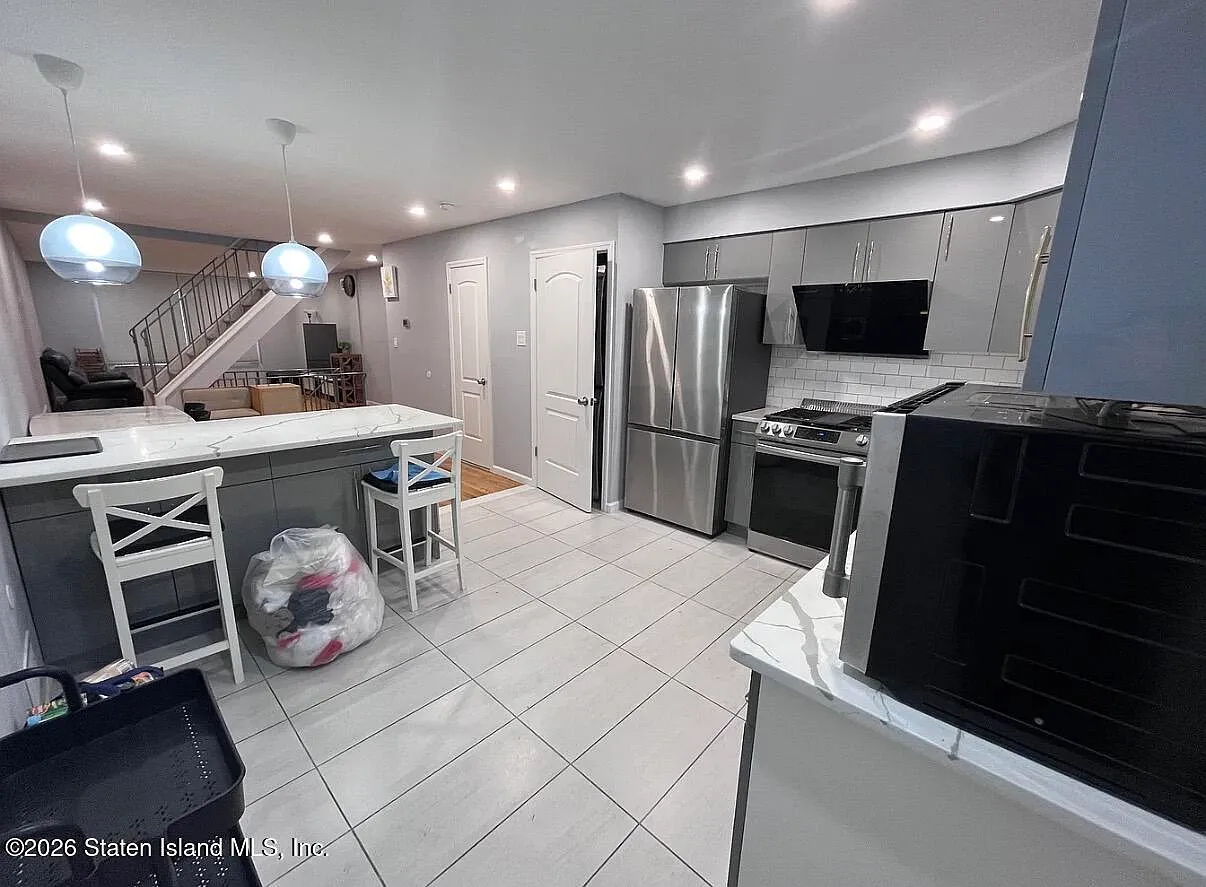 3 bed, 1.5 bath, 1176 sqft, $3,200 — Photo 3