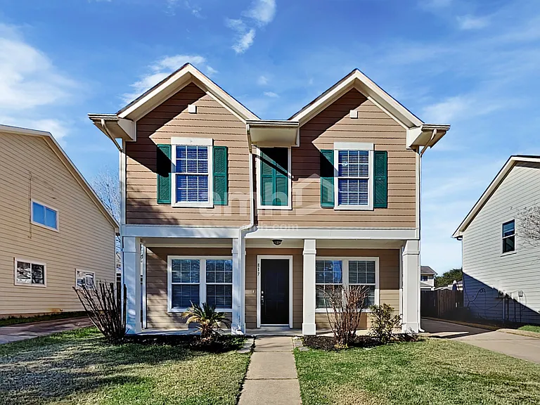 817 Lightningbug Ln — Photo 1