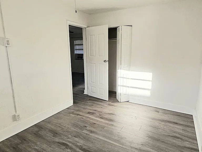 NW 15th Ave — Photo 9