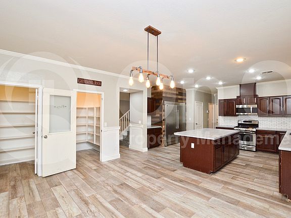 4th image of 1166 W Dana Dr