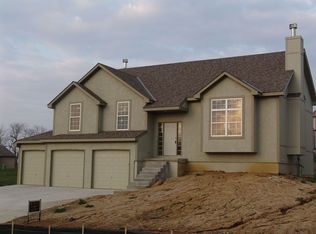 18111 Guinevere Ct, Smithville, MO 64089
